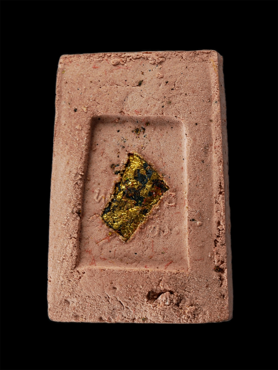 08Sep24 (74)ap.jpg - พระสมเด็จผงทองพิเศษ หลวงพ่อวัดไร่ขิง จ.นครปฐม ปี2532 เนื้อกระเบื้องโบสถ์ มหาอุตม์ รุ่นบูรณะศาลาการเปรียญ ด้านหลังฝังแผนทองเก่าติดองค์หลวงพ่อวัดไร่ขิง  [..] | https://kamulet.in.th